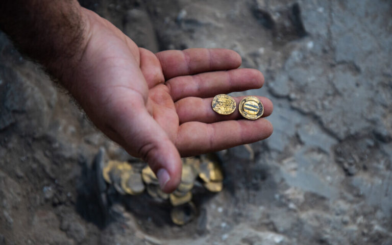 4-Gold-Hoard-Yoli-Schwartz-IAA-1024x640